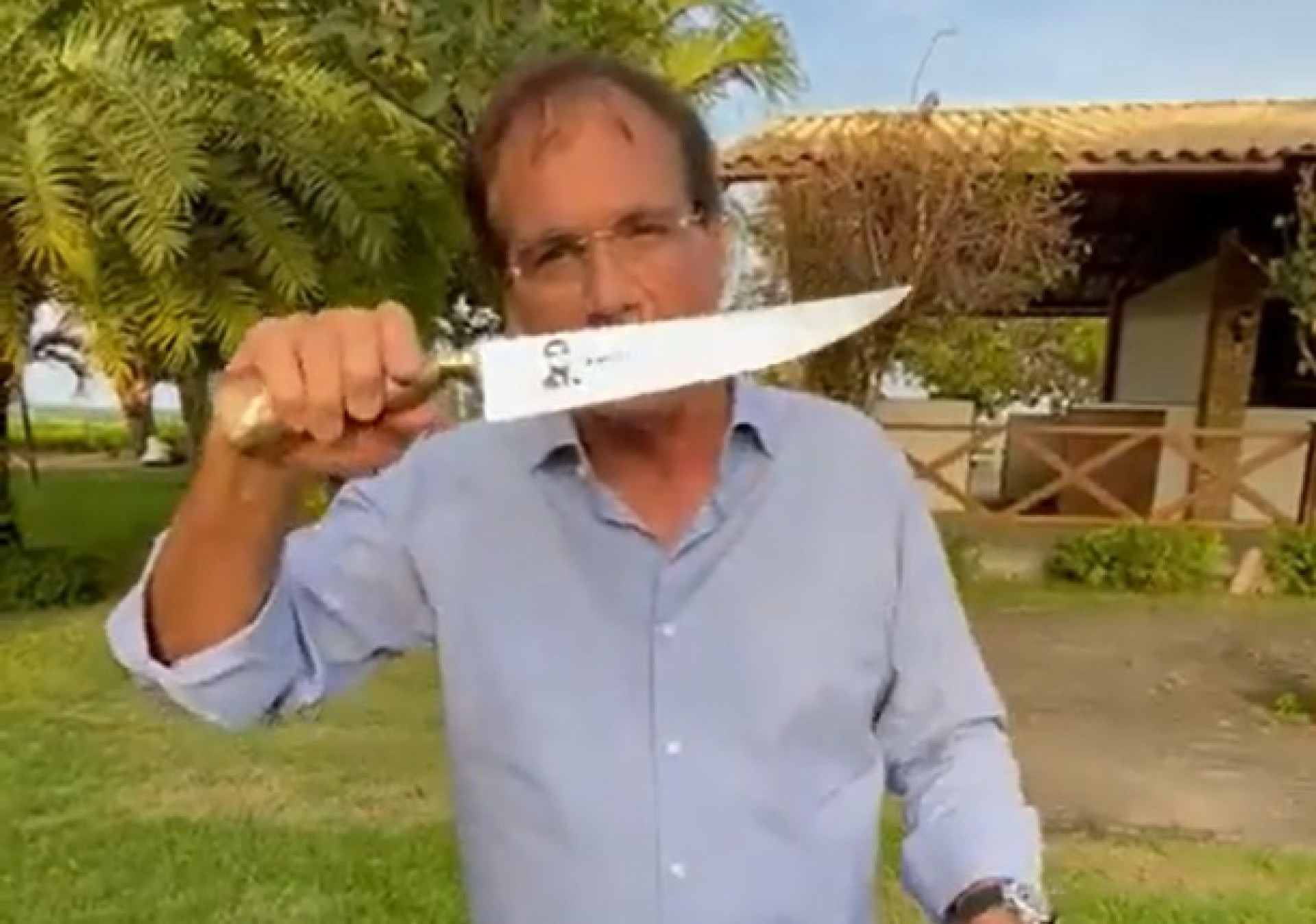 ￼Beto Studart segura faca com rosto de Bolsonaro e a palavra 