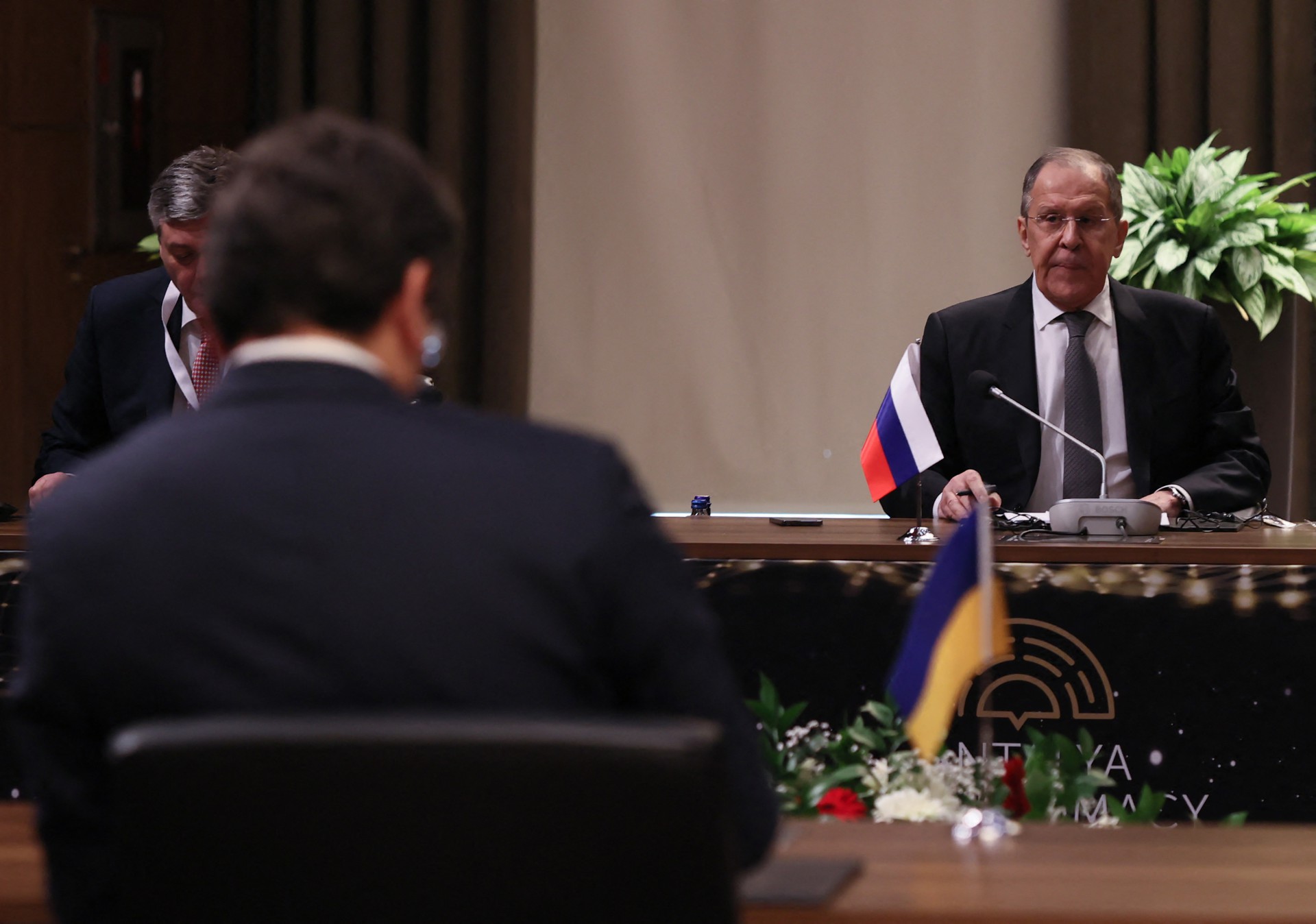 OS MINISTROS Sergei Lavrov (dir.) e Dmytro Kuleba (atrás) participaram de reunião na Turquia (Foto: CEM OZDEL / TURKISH FOREIGN MINISTRY / AFP)