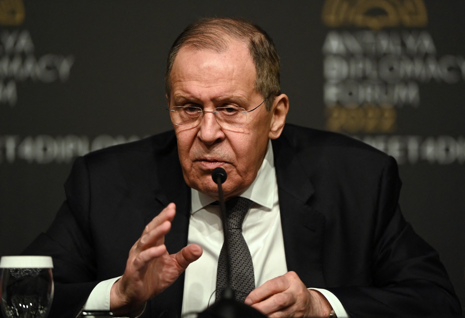 O ministro das Relações Exteriores da Rússia, Sergei Lavrov, dá uma entrevista coletiva após se encontrar com o ministro das Relações Exteriores da Ucrânia para conversas em Antália, em 10 de março de 2022, 15 dias após a Rússia lançar uma invasão militar na Ucrânia(Foto: OZAN KOSE / AFP)