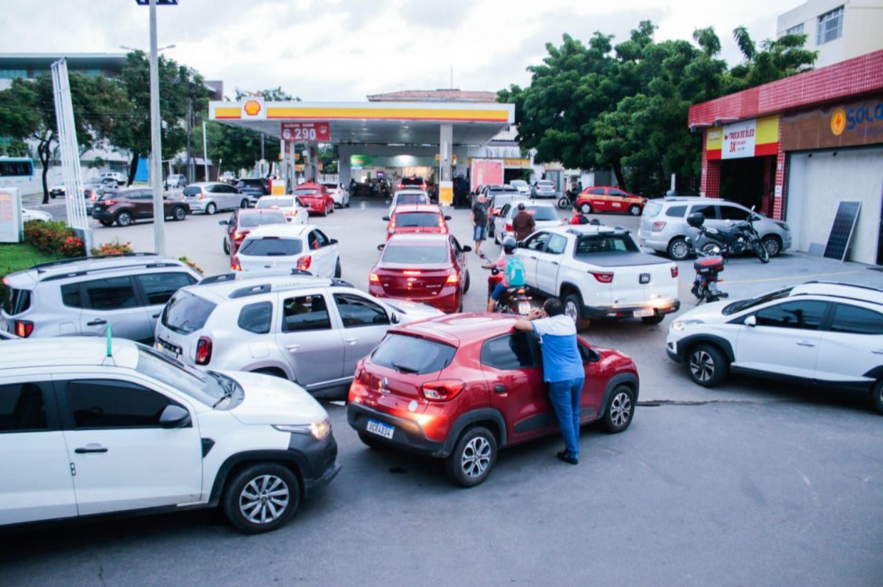 Fila em posto de combustível na Barão de Studart