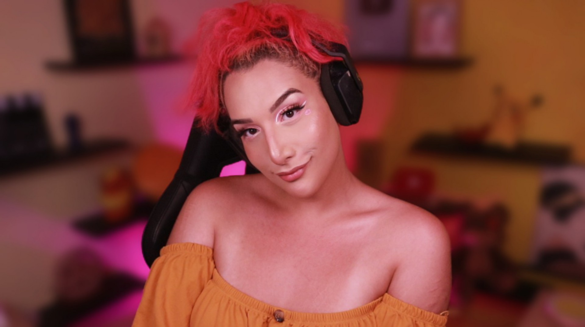 Mulher trans e não-binária, Bryanna Nasck tem mais de 145 mil inscritos no YouTube e mantém o podcast Garotrans (Foto: Divulgação)