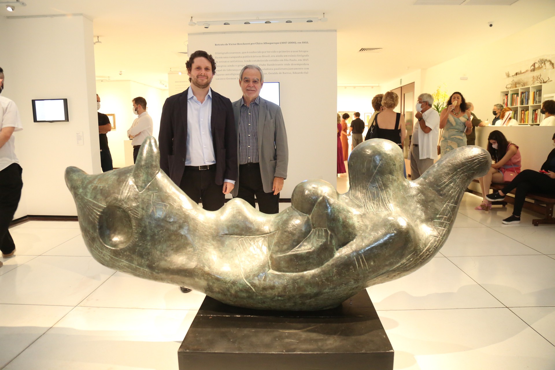 Victor e Max Perlingeiro com a obra 