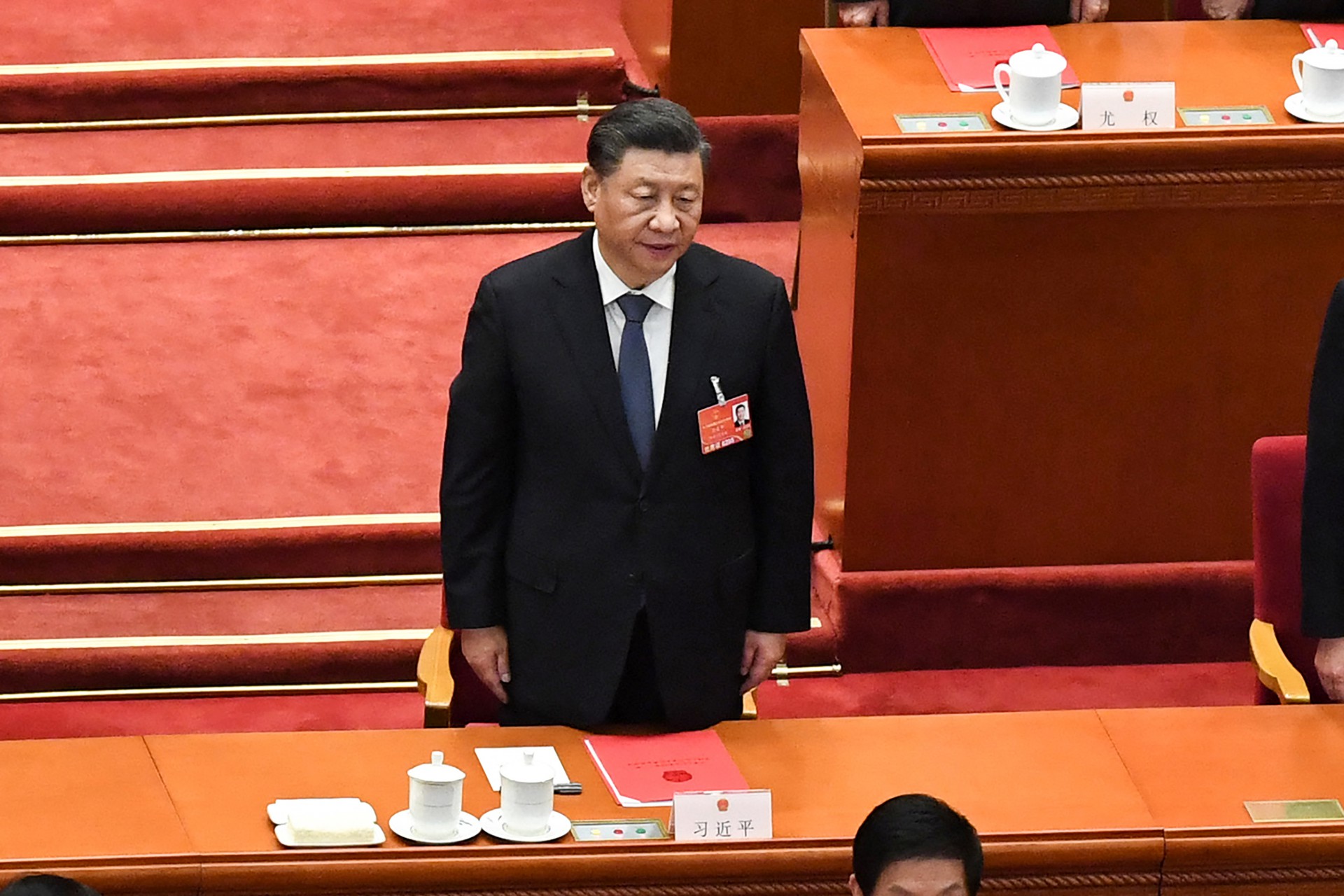 O presidente da China, Xi Jinping, canta o hino nacional durante a sessão de encerramento da Assembleia Popular Nacional (APN) no Grande Salão do Povo em Pequim, em 11 de março de 2022 (Foto: LEO RAMIREZ / AFP)