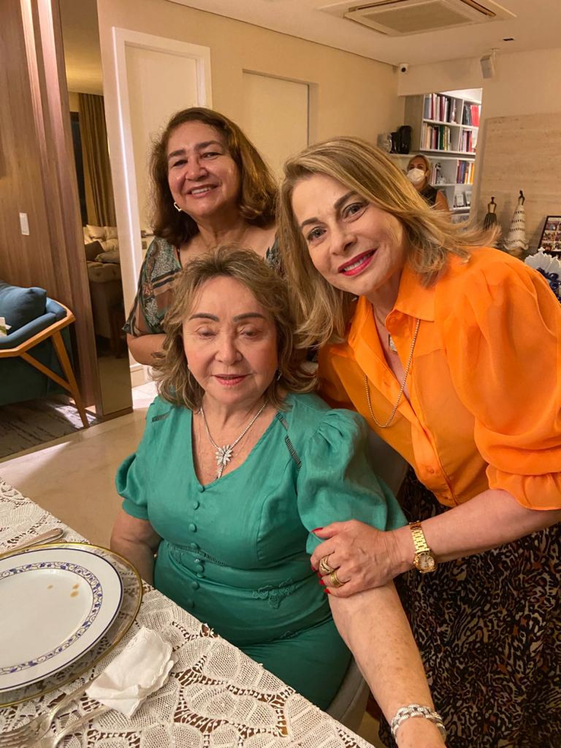 Grupo reunido em visita a Maria Vidal