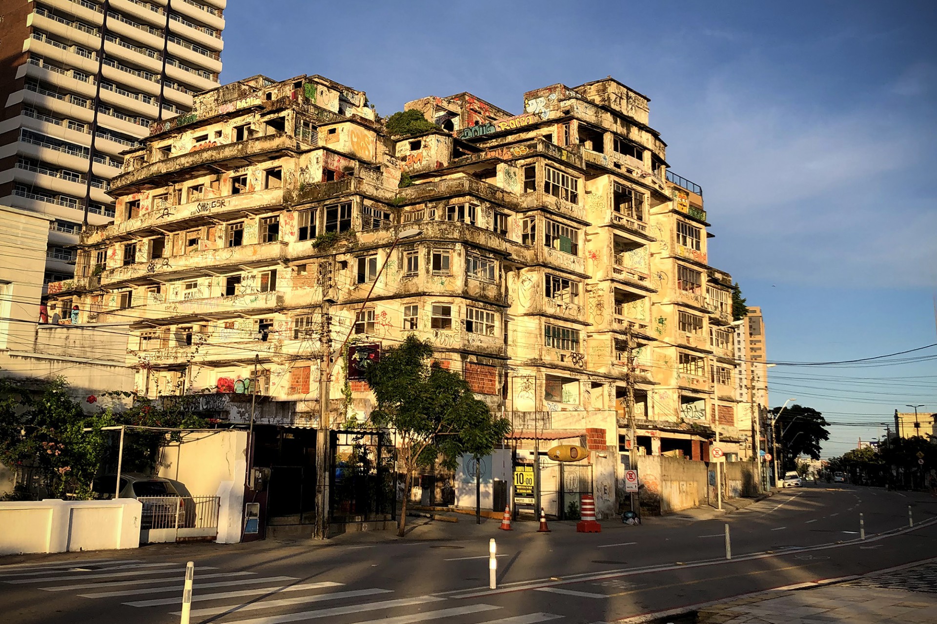 Edifício São Pedro, na Praia de Iracema: desfecho de impasse com preservação da fachada histórica (Foto: Governo do Estado/ Divulgação )