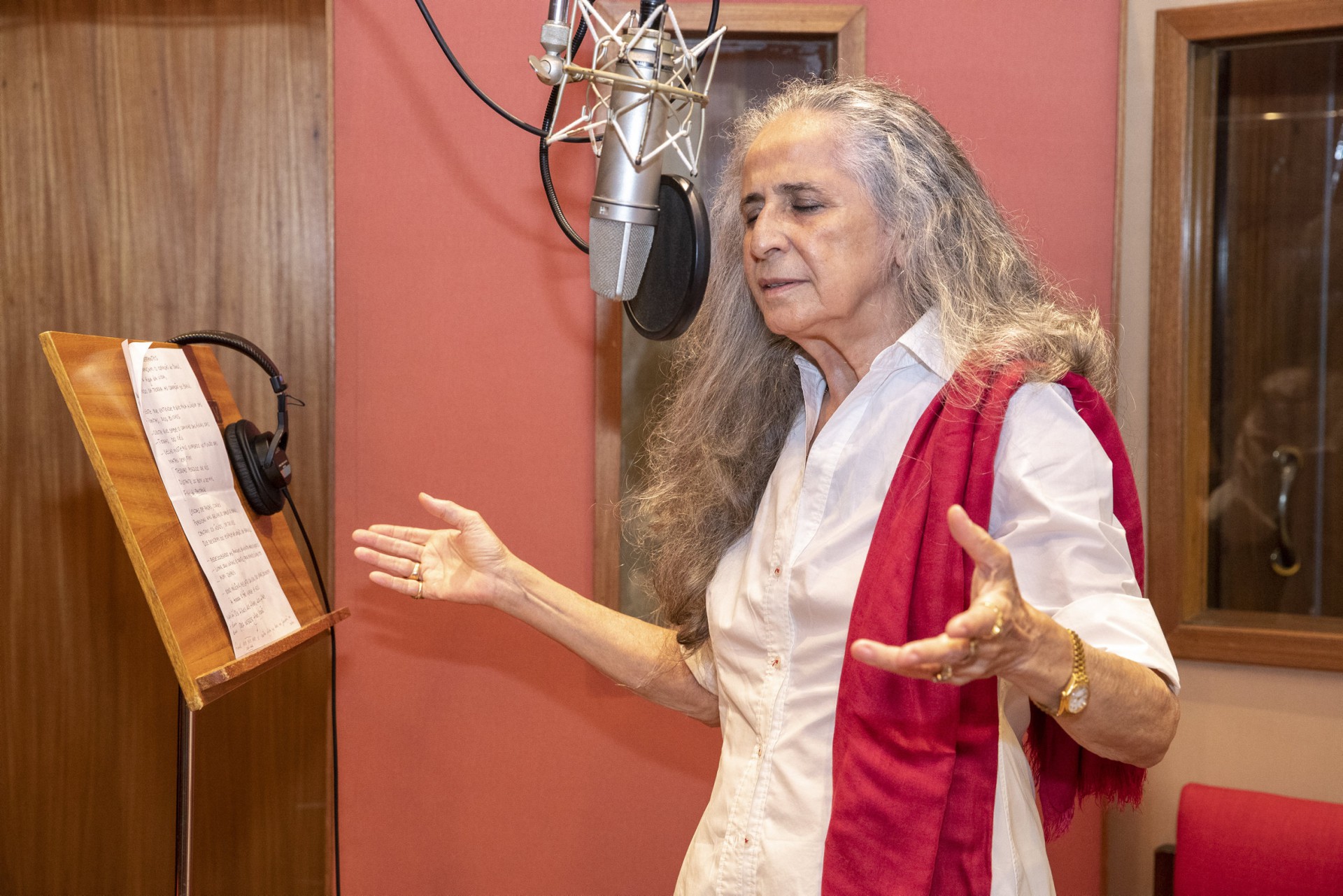Em meio a tantas confusões e produções questionáveis na cena musical, Maria Bethânia nos brinda com nova versão da música 