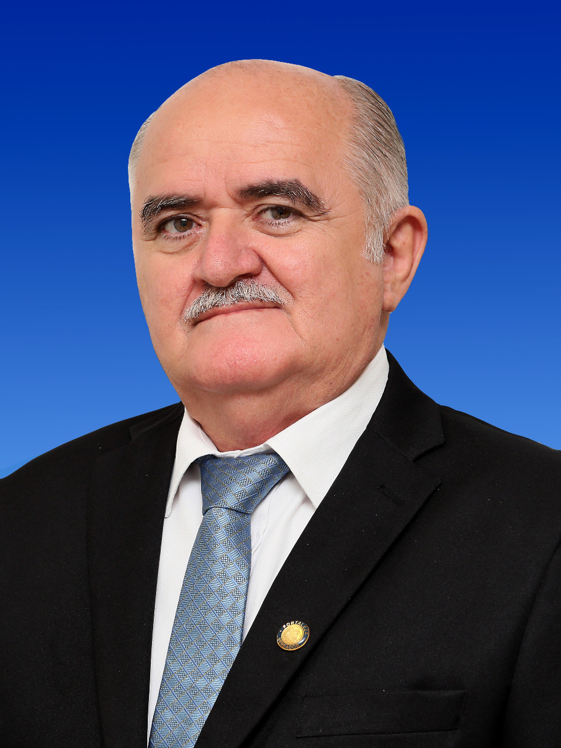 Poeta Edmar Freitas lanças livros sobre Messejana (Foto: Divulgação)