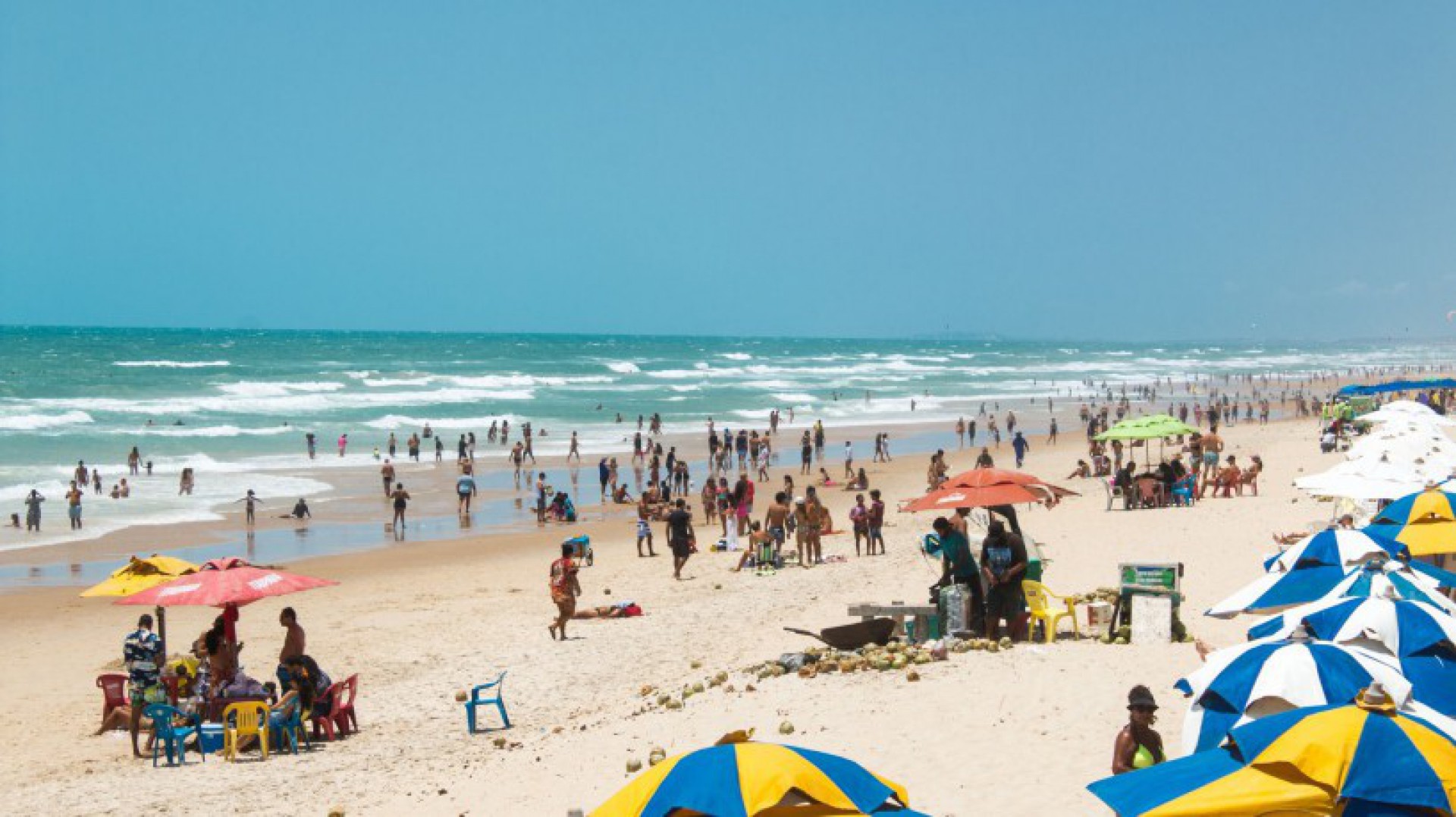 Praia do Futuro que apresenta oito trechos próprios, começando na Capela de Santa Terezinha, próximo ao Posto Guarda-vidas 09 até a altura da rua Clóvis Mota, em frente ao Clube dos Oficiais da Polícia e Bombeiro Militares (Foto: Fernanda Barros / O POVO)