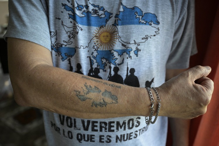 Um veterano de guerra argentino das Malvinas exibe seu braço tatuado representando as ilhas Malvinas (Falklands) lendo "Proibido esquecer", durante uma reunião de veteranos no Monumento à Guerra das Malvinas (Falklands) em Pilar, província de Buenos Aires, Argentina, em 7 de março de 2022, antes do 40º aniversário do início da guerra, que acontecerá em 2 de abril(Foto: JUAN MABROMATA / AFP)