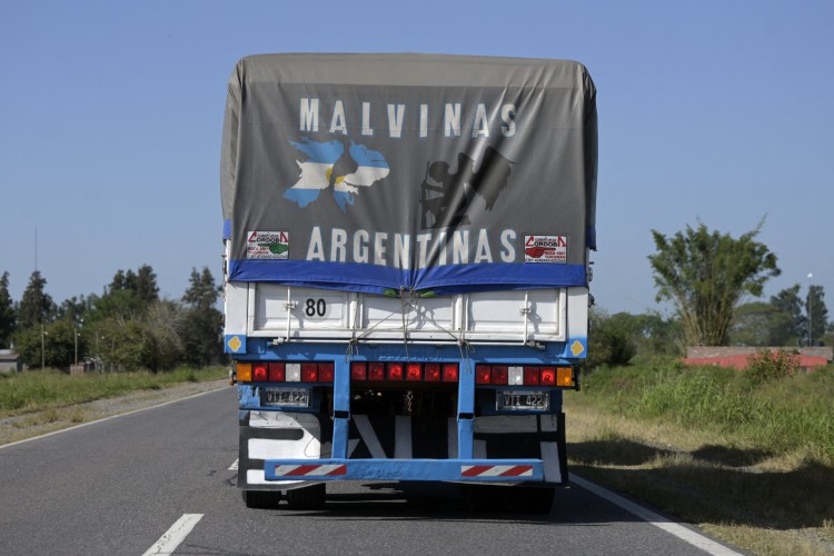 Um caminhão com uma tela mostrando a silhueta das Ilhas Malvinas (Falklands) é visto em trânsito na rota RN9 entre San Miguel de Tucuman e Termas de Rio Hondo Argentina em 31 de março de 2022, antes do 40º aniversário da guerra das Malvinas em 2 de abril próximo .(Foto: JUAN MABROMATA / AFP)