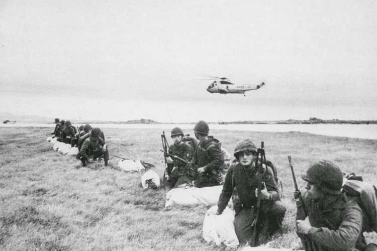 Fuzileiros navais argentinos durante a Operação Rosário na Guerra das Malvinas.(Foto: Wikimedia Commons)