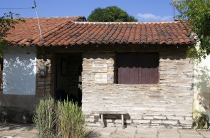 Casa do Memorial Beata Menina Benigna, em Santana do Cariri, com paredes de pedra Cariri.