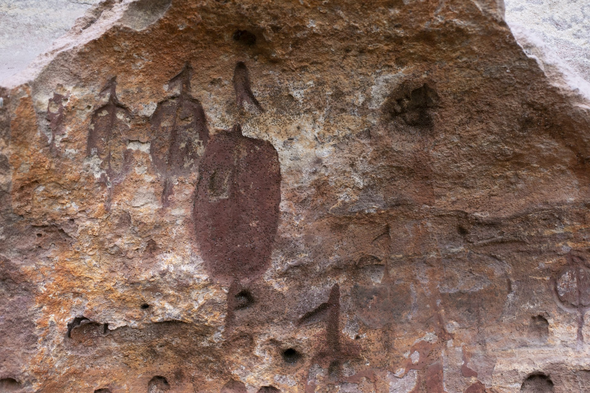 (Foto: AURELIO ALVES)Artes rupestres mais marcantes do Cariri, no sítio arqueológico Santa Fé. Elas foram gravadas em pedra e, posteriormente, pintadas.