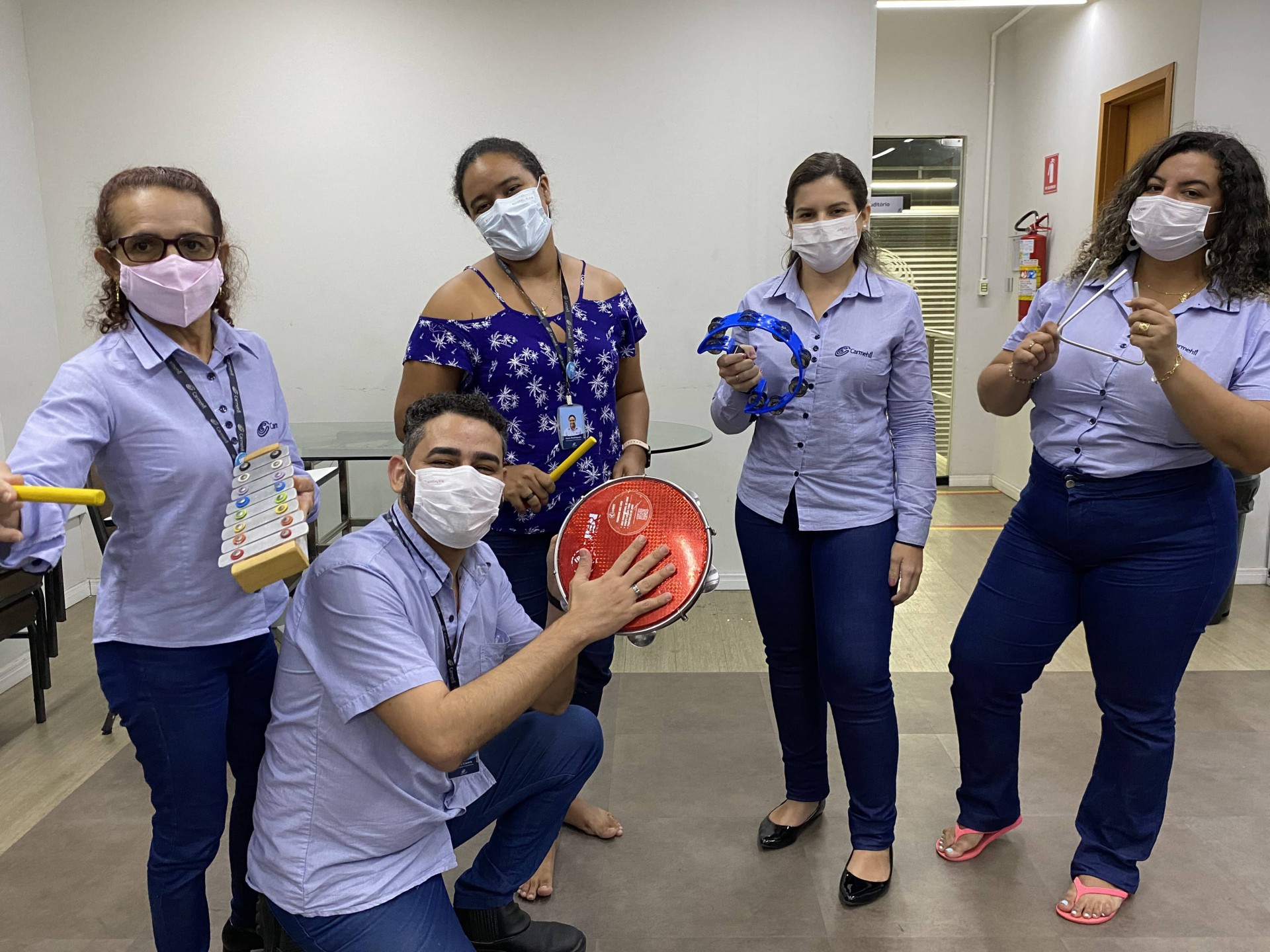As sessões de musicoterapia do Grupo Carmehil acontecem às quintas-feiras, de forma alternada entre as unidades da empresa. (Foto: Acervo pessoal)