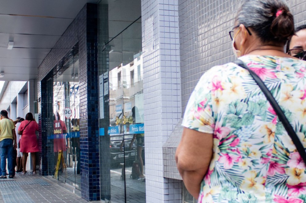 Entrada de sede do INSS em Fortaleza; normalmente, mesmo trabalhadores registrados que têm direito a aposentadoria precisa esperar meses pelo benefício (Foto: FERNANDA BARROS)