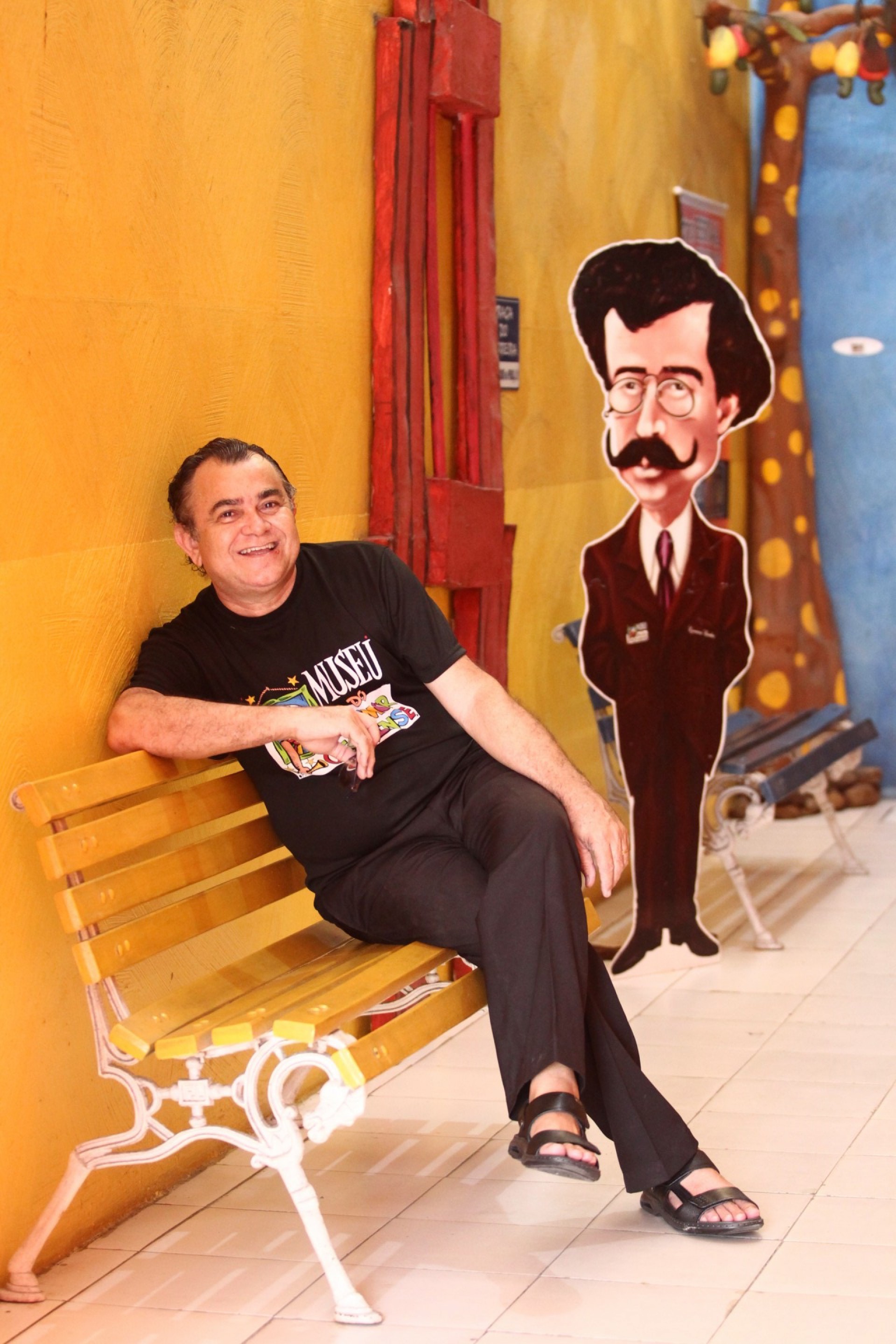 Jader Soares, humorista e historiador, no espaço cenográfico da Praça do Ferreira, ao lado da representação do contador de causos Quintino Cunha(Foto: FABIO LIMA)
