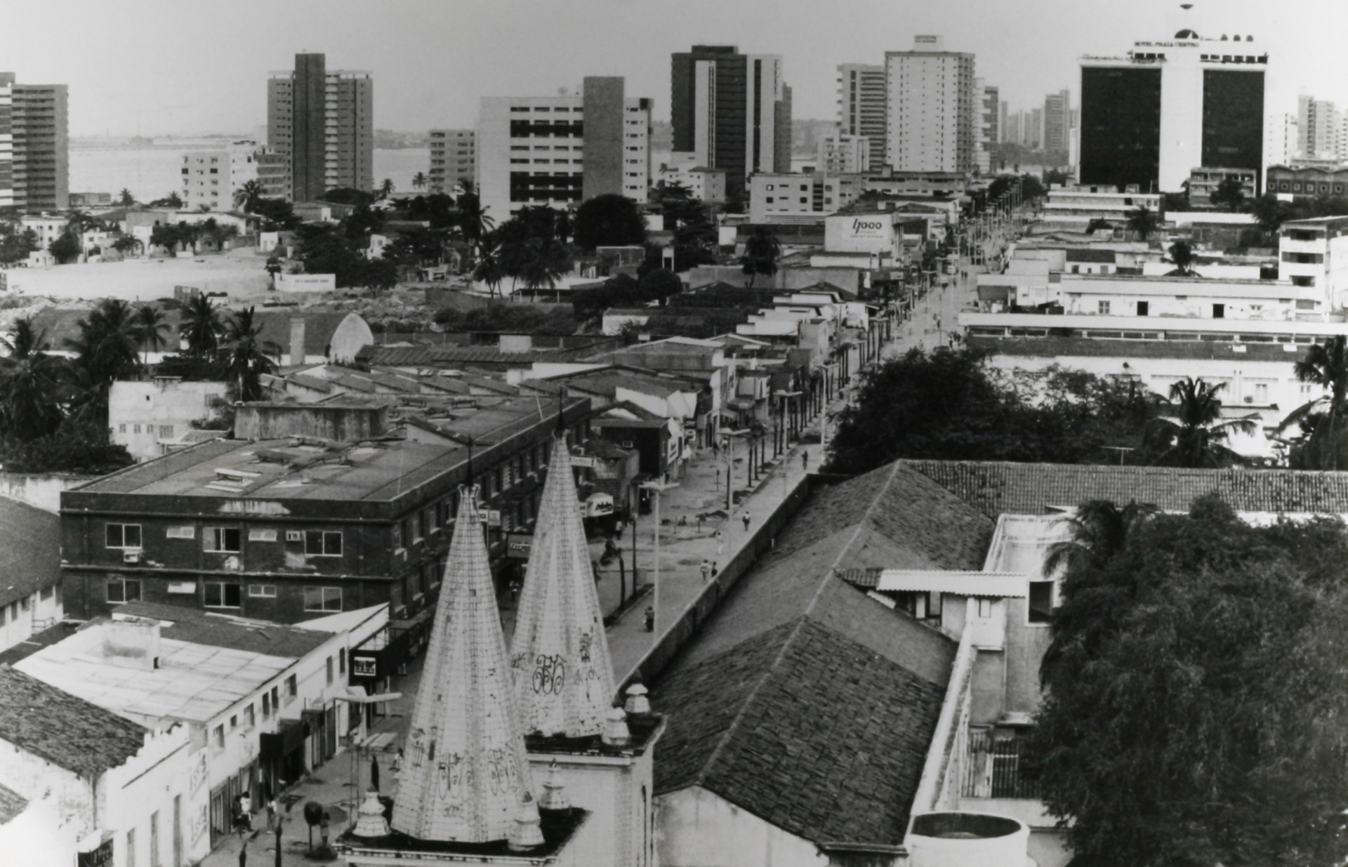 Foto: Everton Lemos - Arquivo Datadoc/O POVO (Foto: Avenida Monsenhor Tabosa nos anos 90)