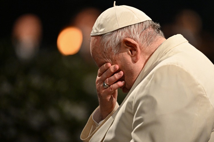 Rezem por mim, agora é a nossa vez de pedir, papa Francisco reza por nós.(Foto: FILIPPO MONTEFORTE / AFP)
