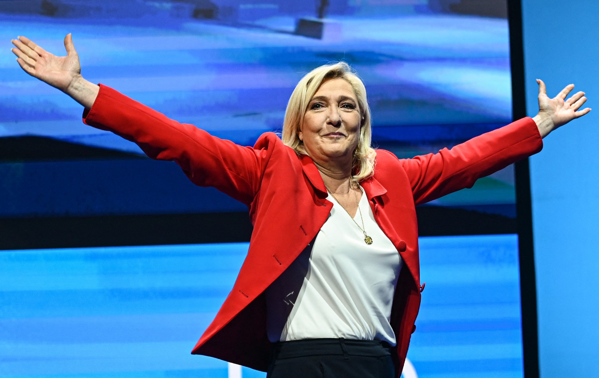 A candidata presidencial do partido de extrema direita francês Rassemblement National (RN), Marine Le Pen, chega para fazer um discurso em uma reunião com apoiadores como parte de uma visita de campanha em Avignon em 14 de abril de 2022.(Foto: CHRISTOPHE SIMON / AFP)