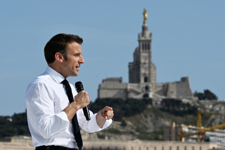 O presidente da França e candidato à reeleição do La Republique en Marche (LREM), Emmanuel Macron, fala durante uma reunião de campanha eleitoral em Marselha, sul da França, em 16 de abril de 2022, antes do segundo turno das eleições presidenciais da França.(Foto: CHRISTOPHE SIMON / AFP)