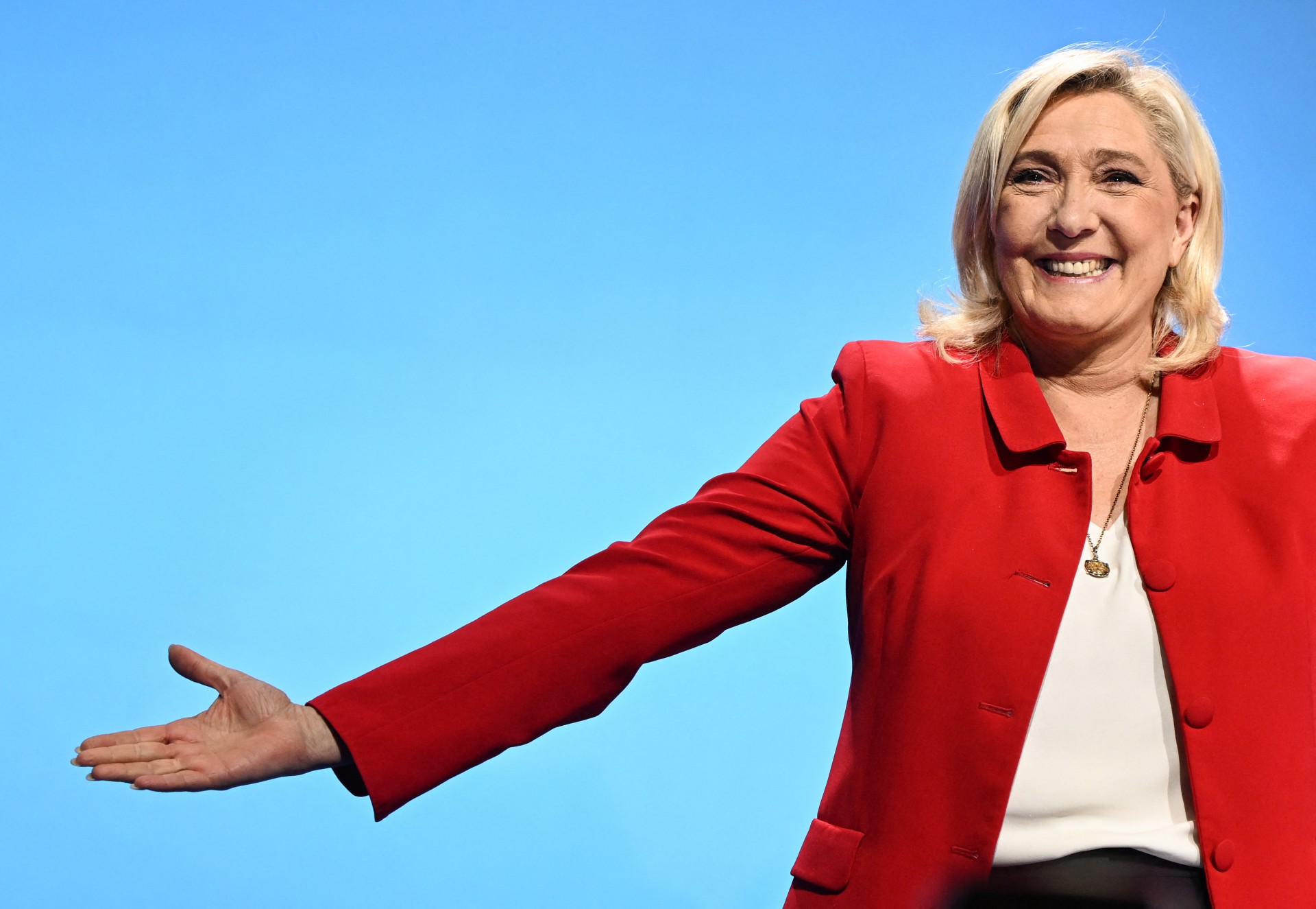 A candidata presidencial do partido de extrema direita francês Rassemblement National (RN), Marine Le Pen, chega ao palco para fazer um discurso em uma reunião com apoiadores como parte de uma visita de campanha em Avignon em 14 de abril de 2022.(Foto: CHRISTOPHE SIMON / AFP)