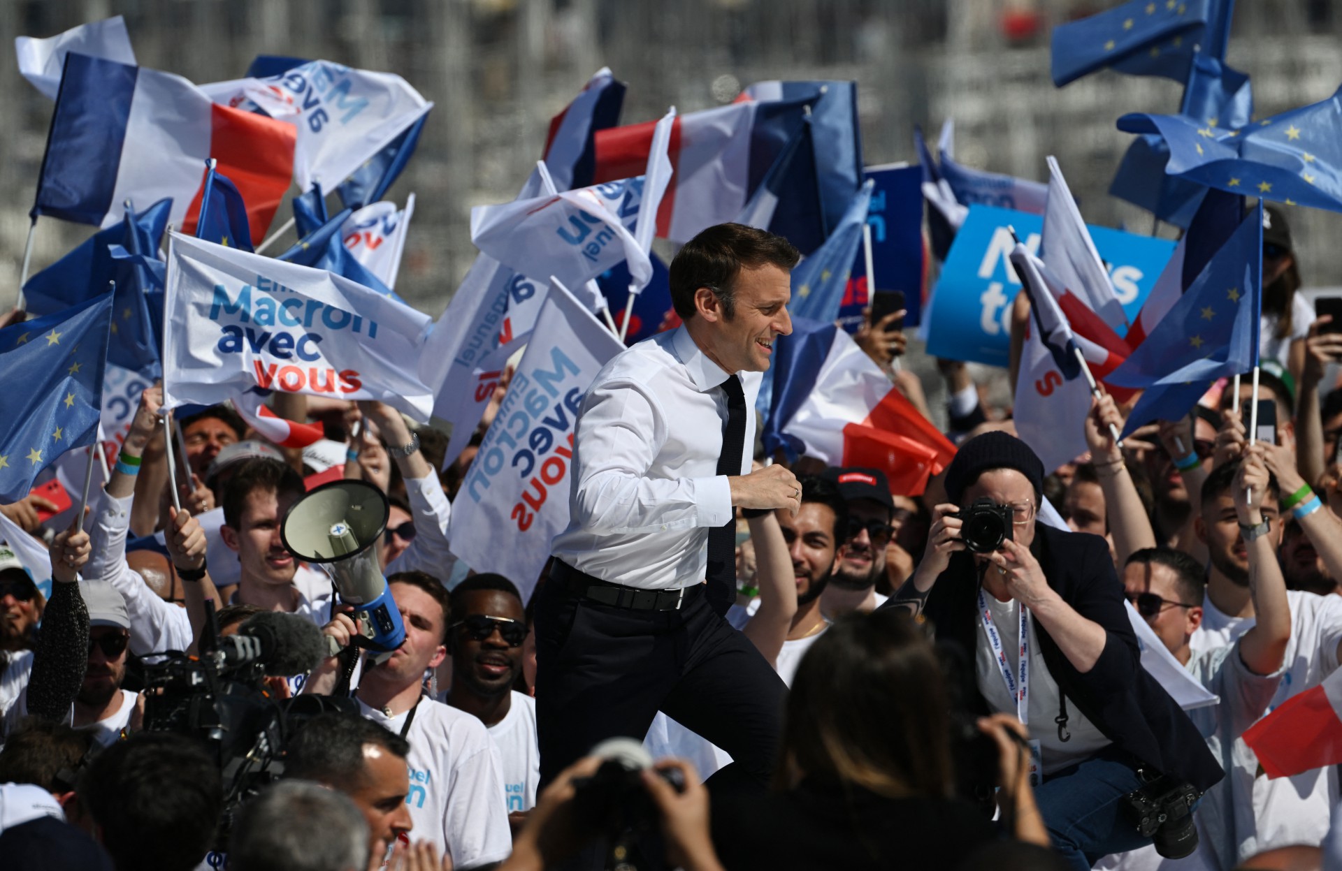 O presidente da França e candidato à reeleição do La Republique en Marche (LREM), Emmanuel Macron, chega cercado de apoiadores durante sua reunião de campanha eleitoral em Marselha, sul da França, em 16 de abril de 2022(Foto: CHRISTOPHE SIMON / AFP)