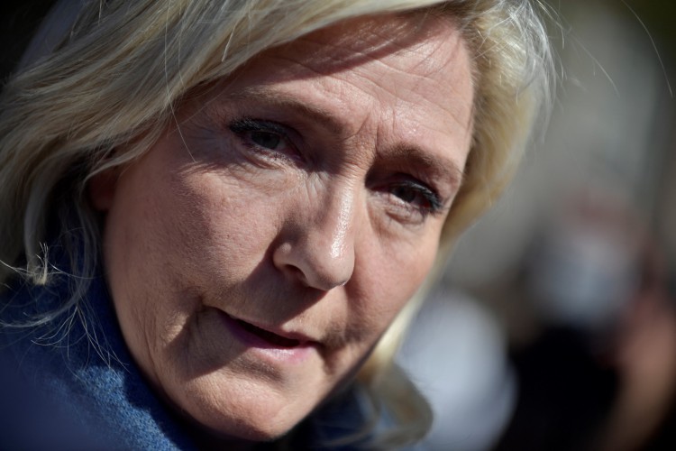 Líder de extrema-direita francesa Rassemblement National (RN) membro do Parlamento e candidata presidencial Marine Le Pen durante uma visita de campanha a Saint-Remy-sur-Avre, noroeste da França, em 16 de abril de 2022(Foto: JULIEN DE ROSA / AFP)