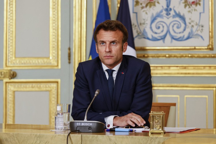 O presidente da França, Emmanuel Macron, participa de uma videoconferência ampliada com o grupo Quint, incluindo Estados Unidos, Japão, Canadá, Alemanha, Itália, Reino Unido e líderes da UE, dedicada à guerra na Ucrânia no palácio presidencial do Eliseu em Paris, em 19 de abril de 2022, no 55º dia da invasão russa da Ucrânia(Foto: LUDOVIC MARIN / AFP / POOL)