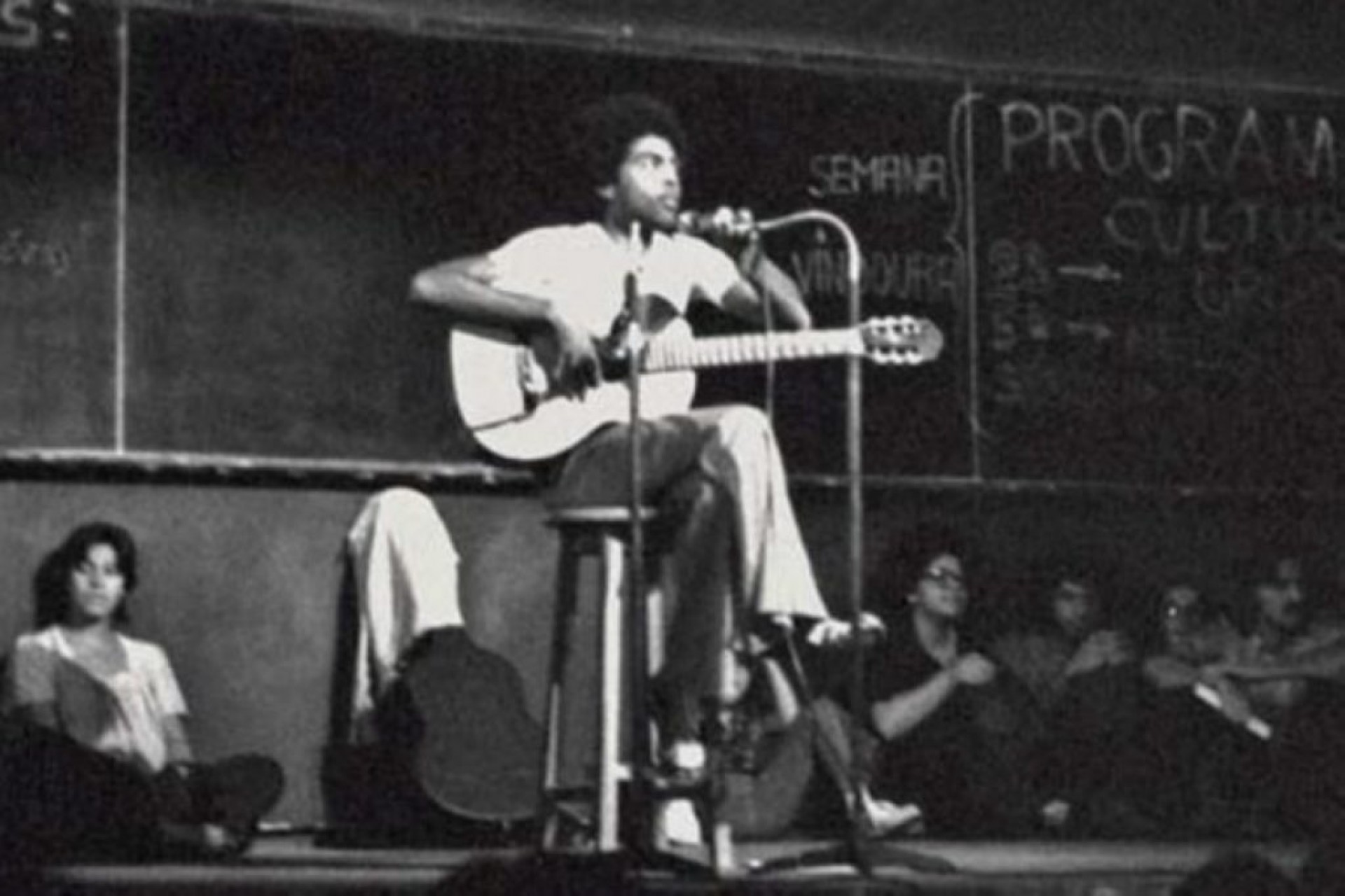 Gilberto Gil toca para alunos da SP, em 1973(Foto: Arquivo Gege)
