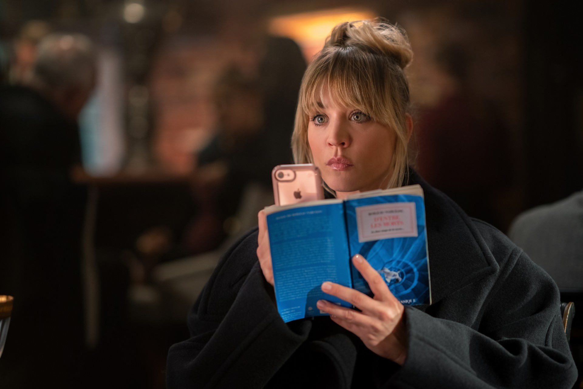A aeromoça Cassie Bowden (Kaley Cuoco), protagonista da série de mistério e comédia 