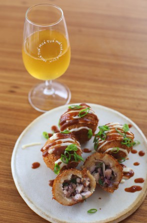Bolinho de polvo da chef Georgia Santiago, disponível às sextas no menu do Muá Tuá Bar