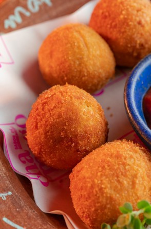 Croqueta de milho com gorgonzola, da chef Marina Araújo, integra cardápio renovado do restaurante Chamego, localizado no Meireles