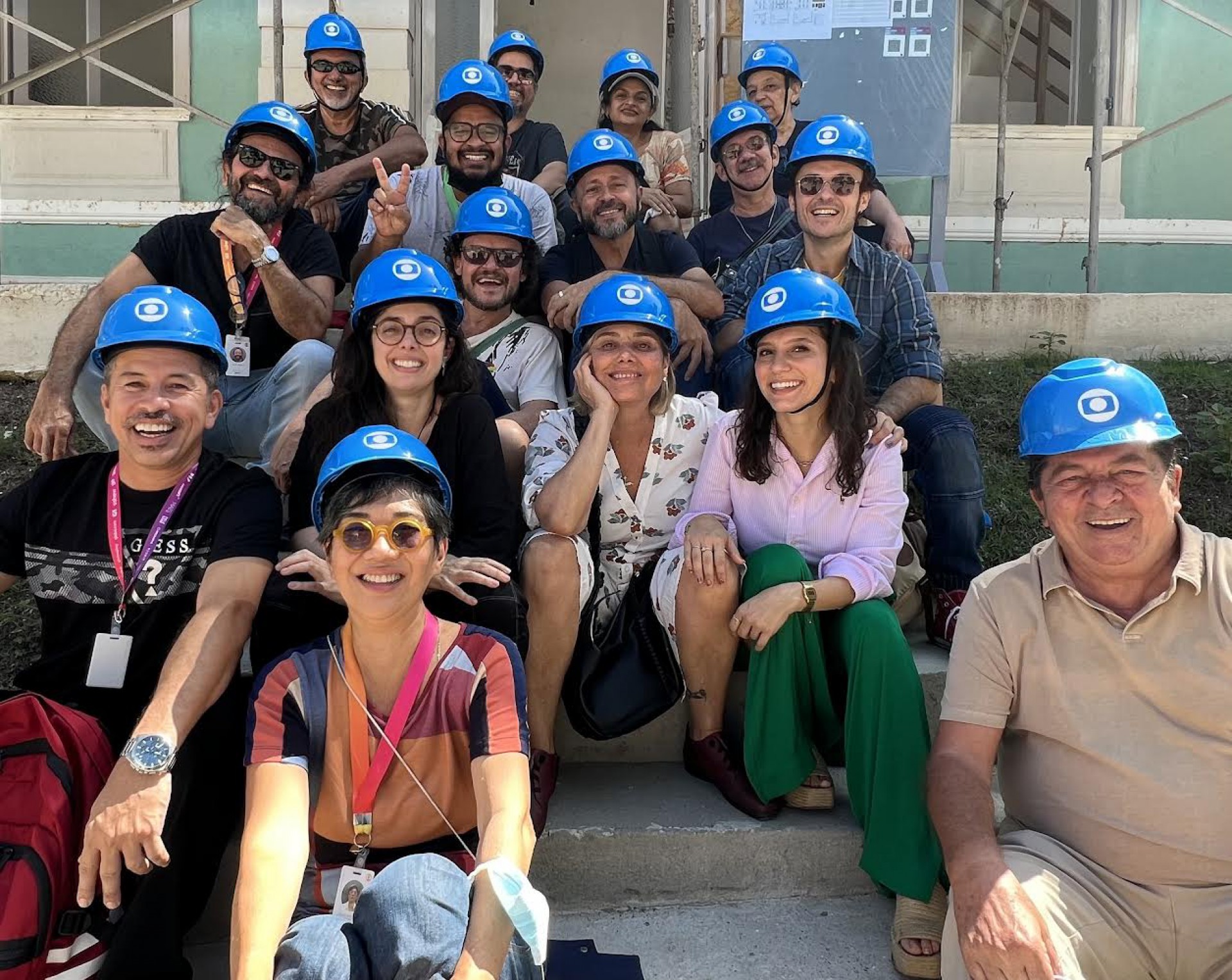 Halder Gomes e o elenco da série Cine Hollywood em Pitombas, uma cidade cenográfica criada e mantida em segredo pela Globo (Foto: arquivo pessoal )
