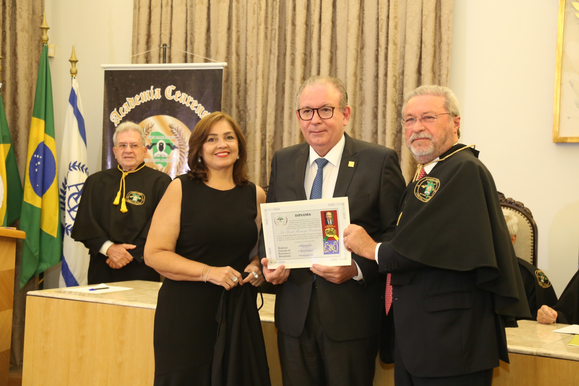 (Foto: JOÃO FILHO TAVARES)Rosângela e Ricardo Cavalcante 
e reitor Cândido Albuquerque 