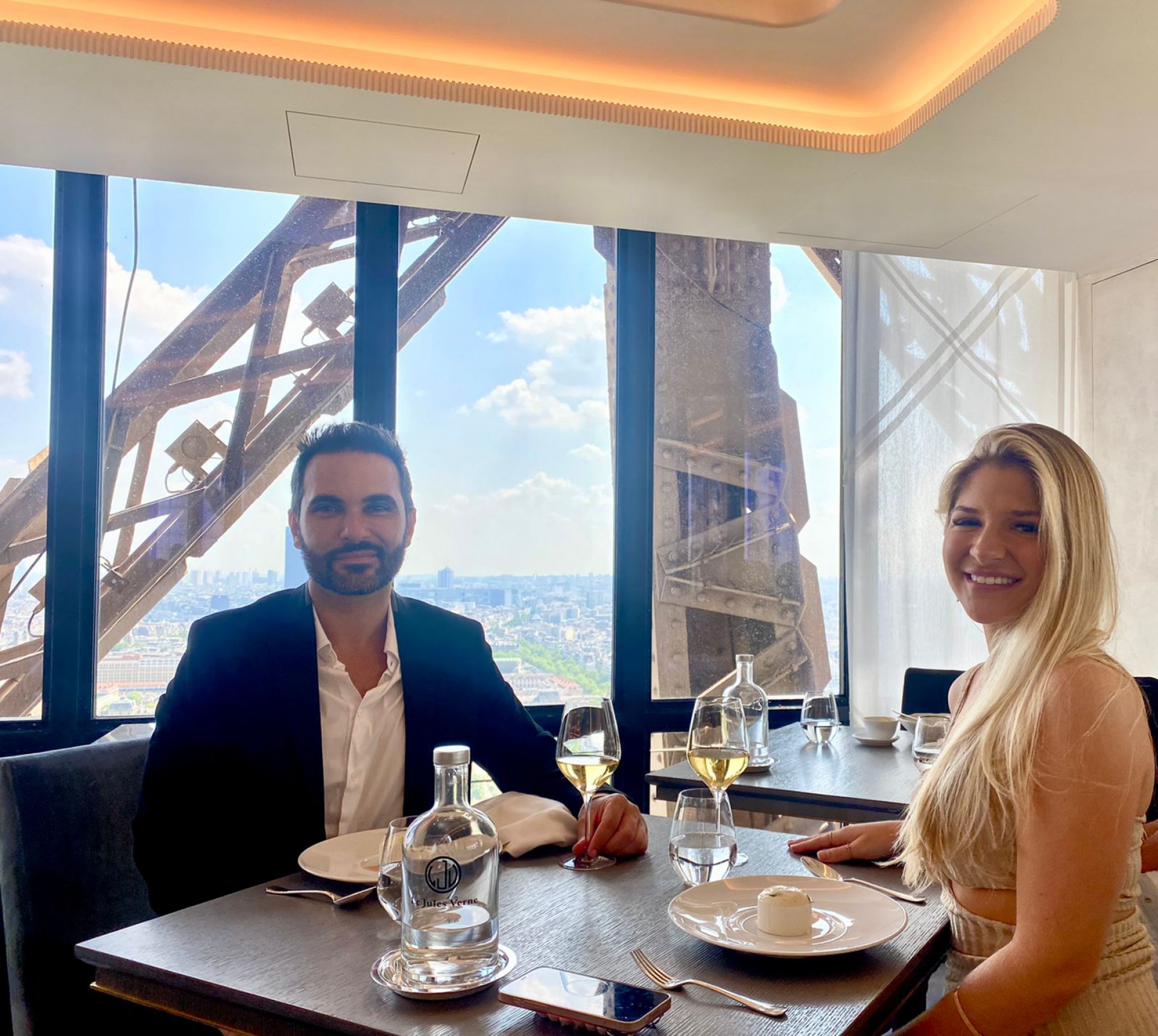 Daniel Maia e Ingrid Hitzschky: brinde em Paris(Foto: Arquivo Pessoal)