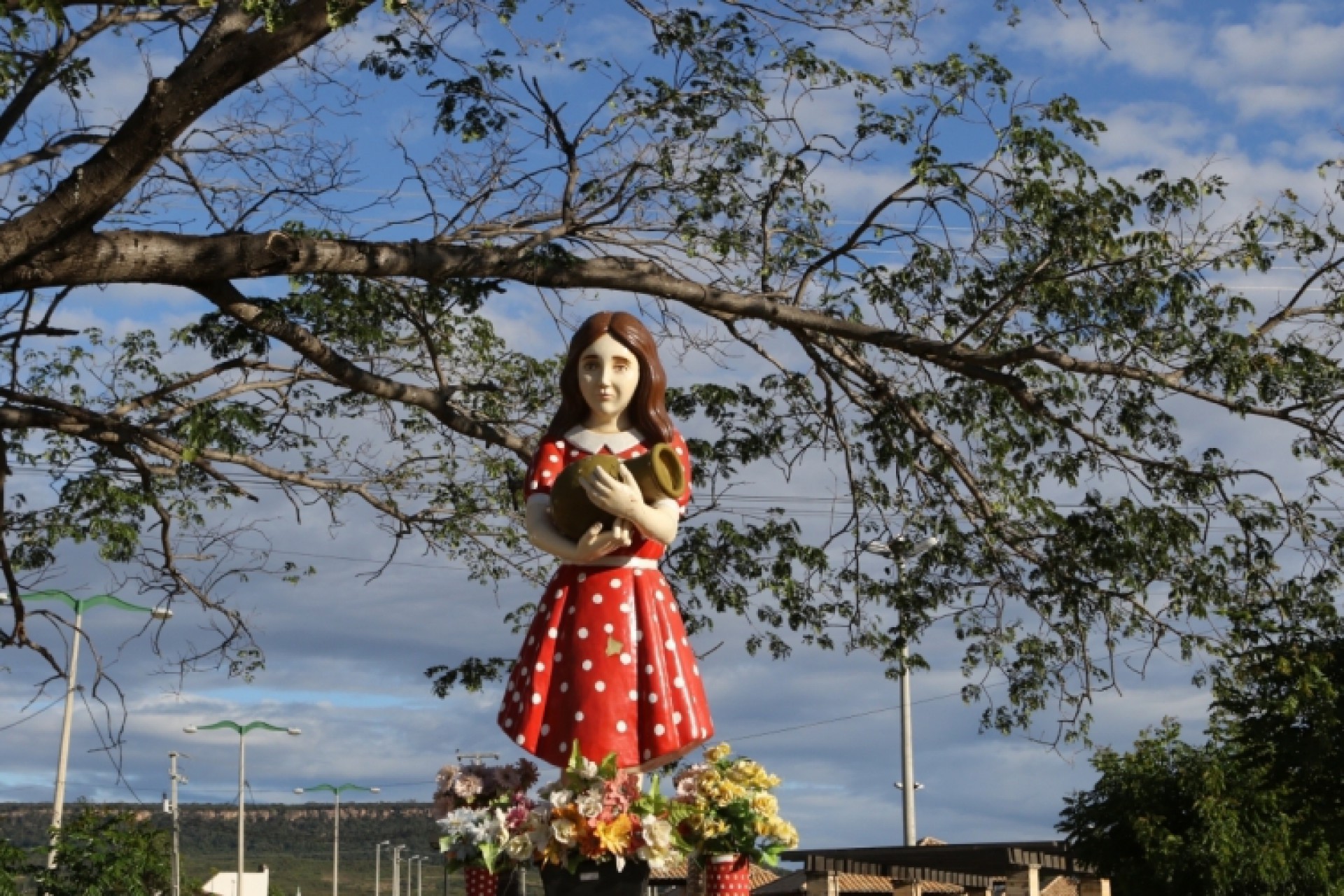 Monumento em homenagem à Menina Benigna em Santana do Cariri, primeira beata da história do Ceará (Foto: FÁBIO LIMA)