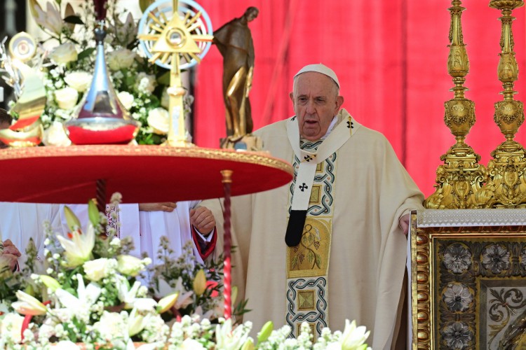 O papa Francisco fica diante de relíquias de santos exibidas ao lado do altar antes de uma missa de canonização na Praça de São Pedro, no Vaticano, em 15 de maio de 2022, criando 10 santos, incluindo o indiano Devasahayam, o eremita francês Charles de Foucauld e o teólogo holandês Titus Brandsma.(Foto: VINCENZO PINTO / AFP)