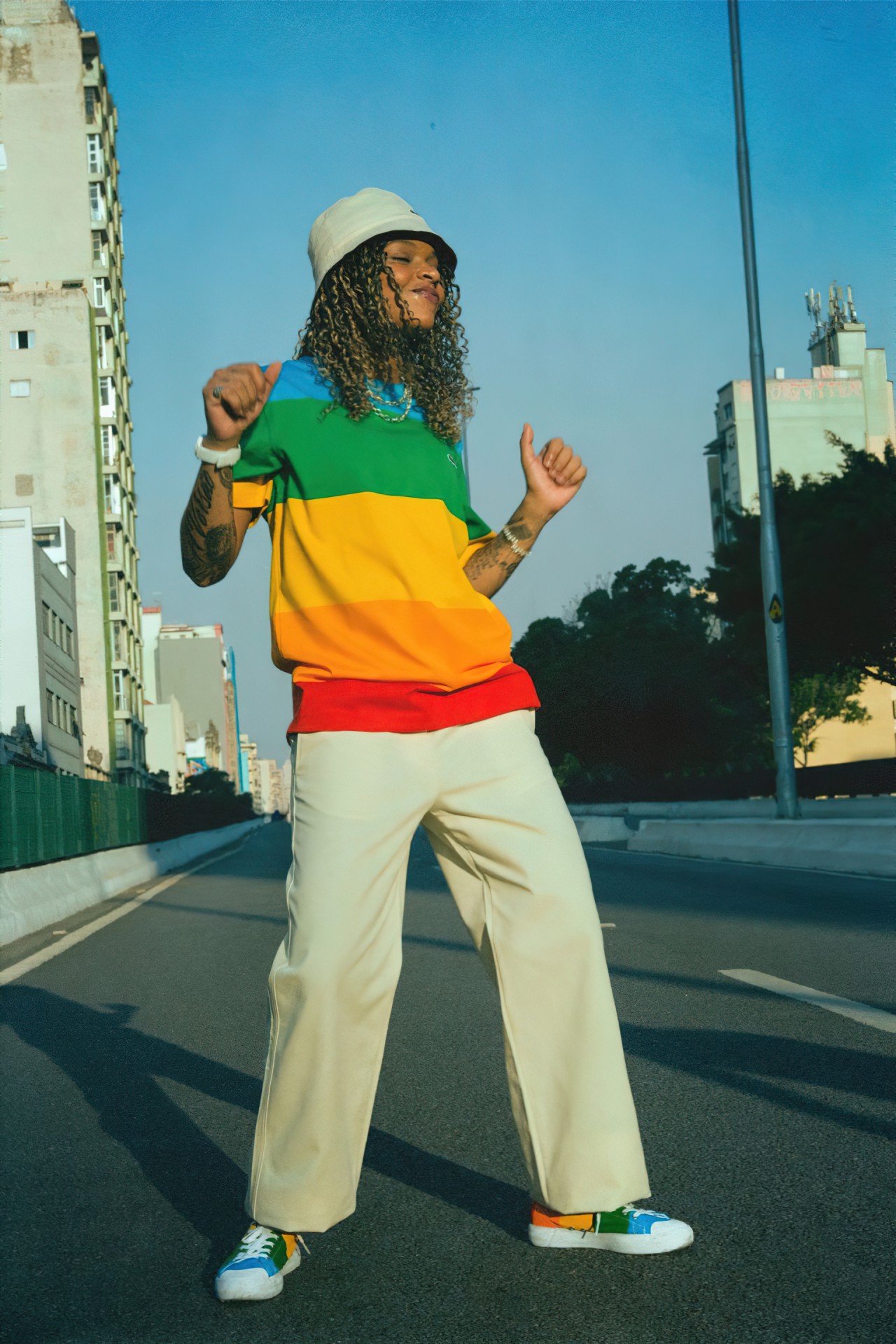 (Foto: Felipe Morozini/Divulgação Lacoste)MC Dricka pelas lentes do fotógrafo Felipe Morozini, estrelando coleção da Lacoste em parceria com a Polaroid. Campanha tem releitura de clássicos da marca francesa (inclusive com referência aos anos 2000), em tons vibrantes e coloridos
