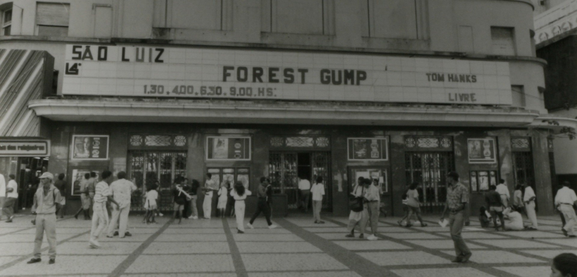 Fachada do Cine São Luiz anunciando Forrest Gump, filme de 1994 (Foto: Everton Lemos, em 20/10/1994)