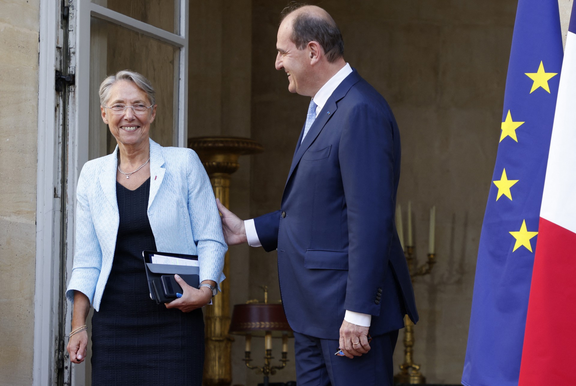 O primeiro-ministro da França, Jean Castex (D), recebe a Ministra do Trabalho da França, Elisabeth Borne (E), no pátio do Hotel Matignon, residência oficial dos primeiros-ministros franceses (Foto: Ludovic MARIN / POOL / AFP)