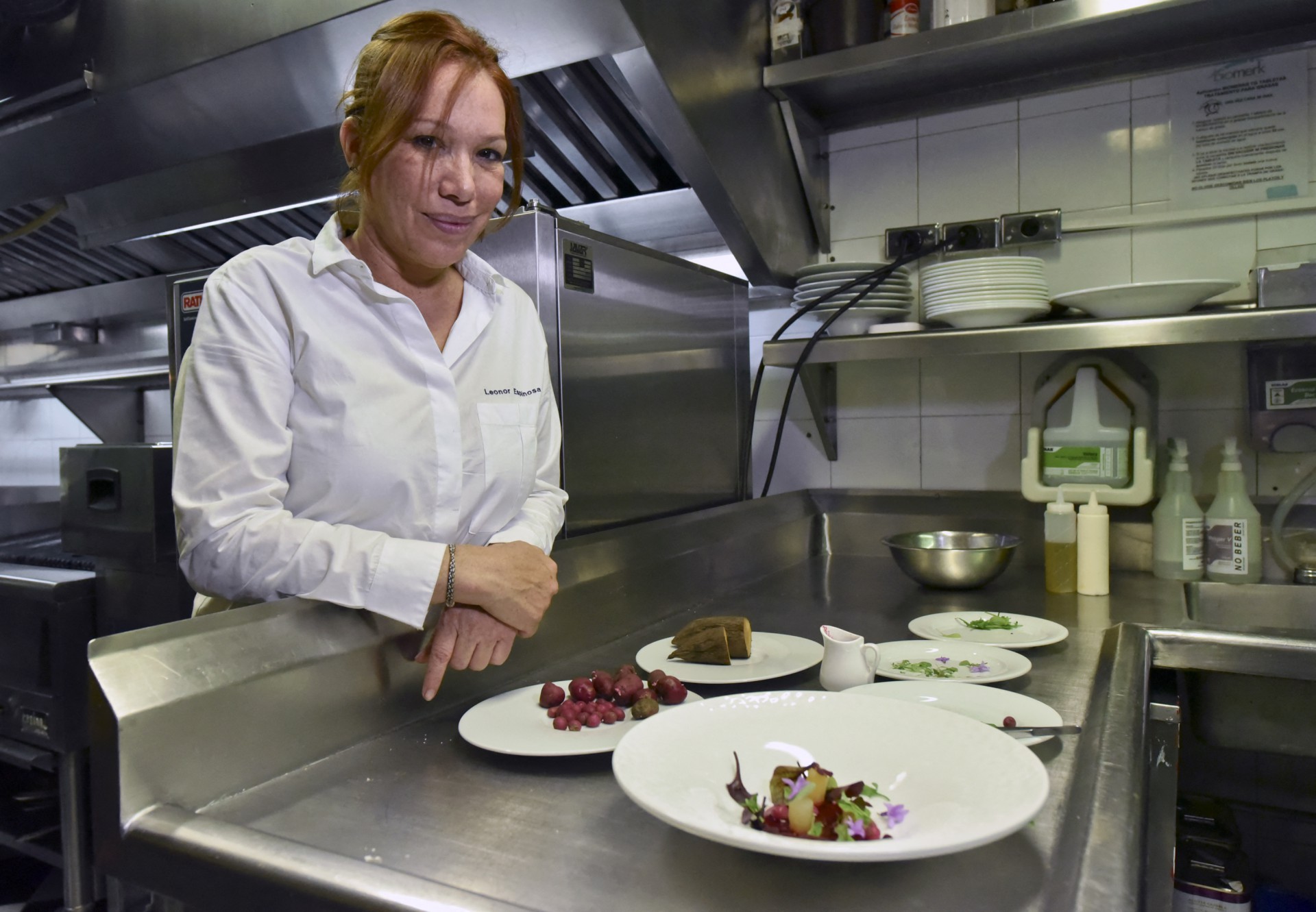 Nesta foto de arquivo tirada em 18 de agosto de 2015, a chef colombiana Leonor Espinosa posa durante uma entrevista à AFP em seu restaurante em Bogotá(Foto: Luis ACOSTA / AFP)