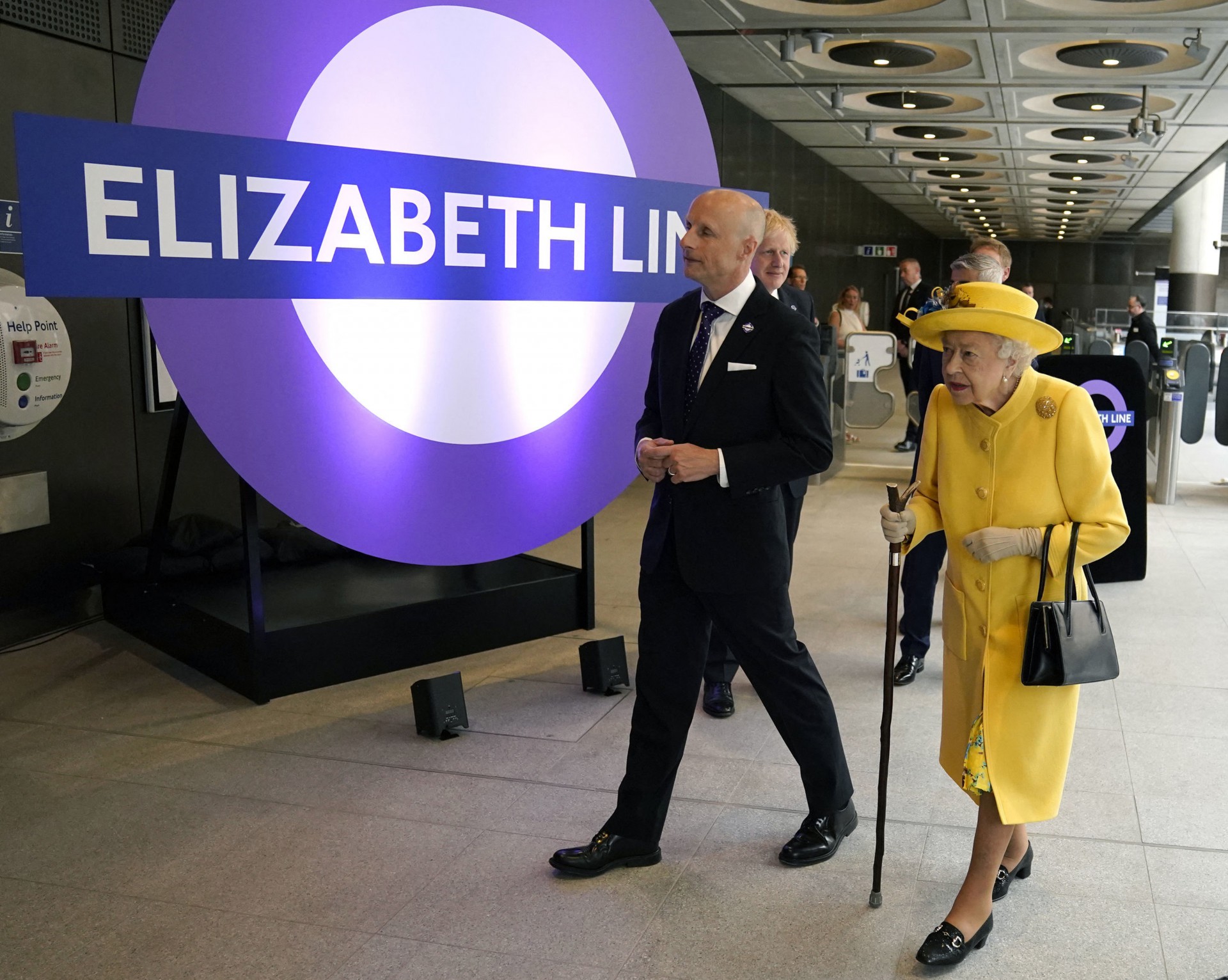 A rainha Elizabeth II da Grã-Bretanha (R) visita a estação Paddington em Londres em 17 de maio de 2022, para marcar a conclusão do projeto Crossrail de Londres, antes da abertura do novo serviço ferroviário 'Elizabeth Line' na próxima semana (Foto: Andrew Matthews / POOL / AFP)