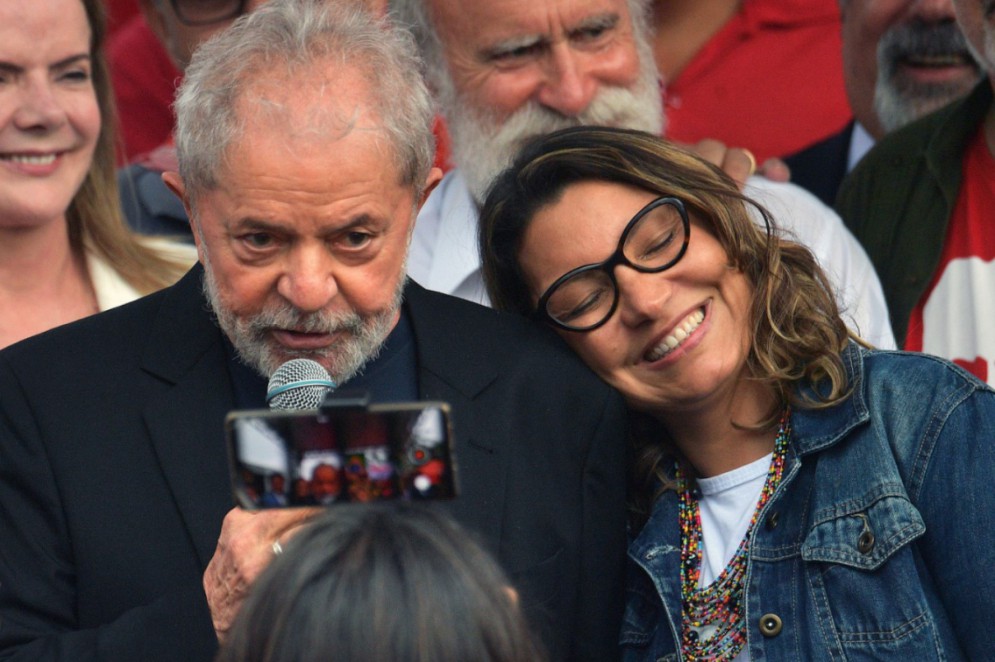 Lula e Janja: que sejam felizes, mas sem festa se sairia melhor...(Foto: HENRY MILLEO / AFP)