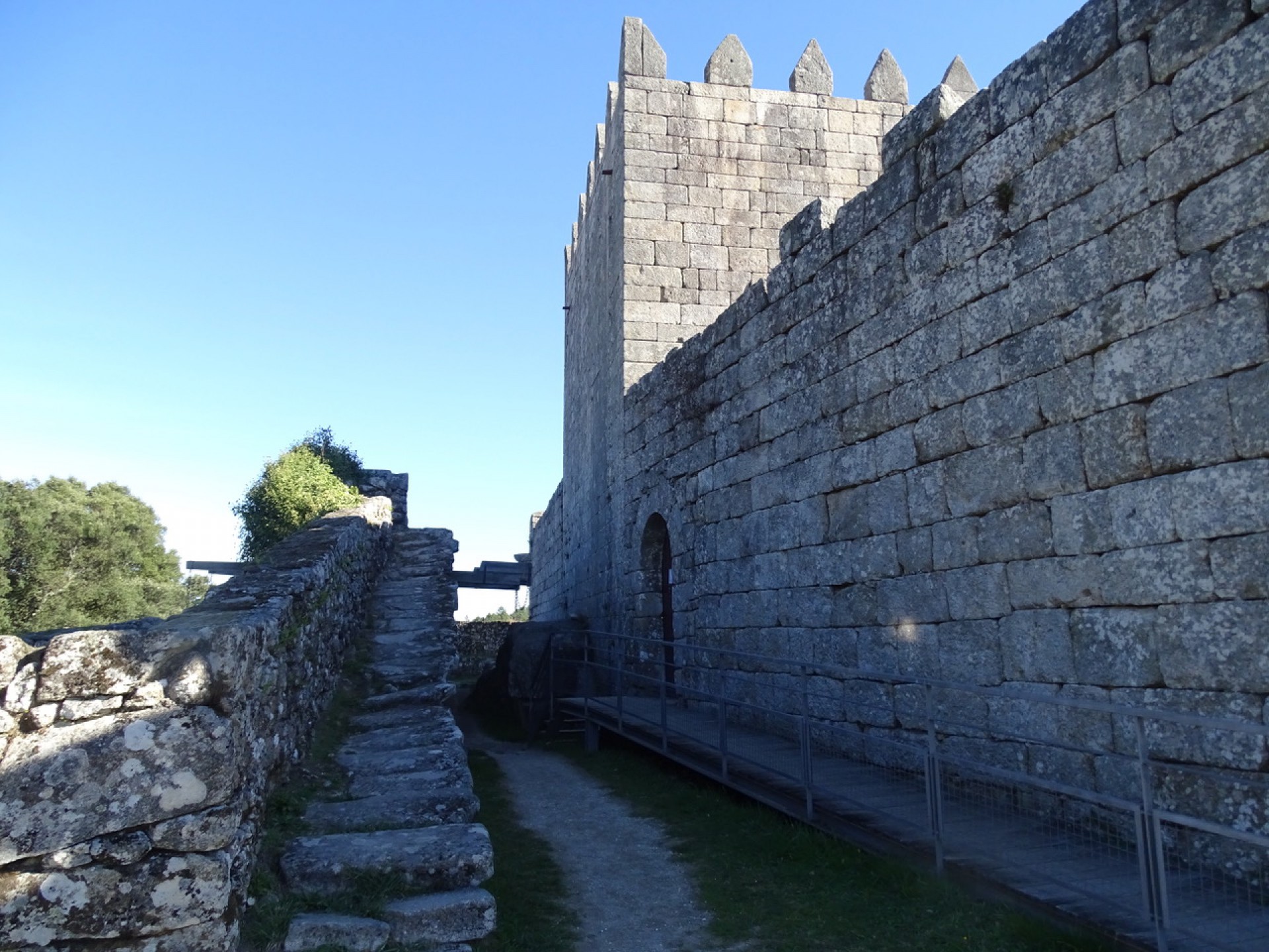 Castelo dos Araújo, em Lindoso, em Portugal, perto da fronteira com a Galícia (Foto: Robert Frans - Especial para O POVO)