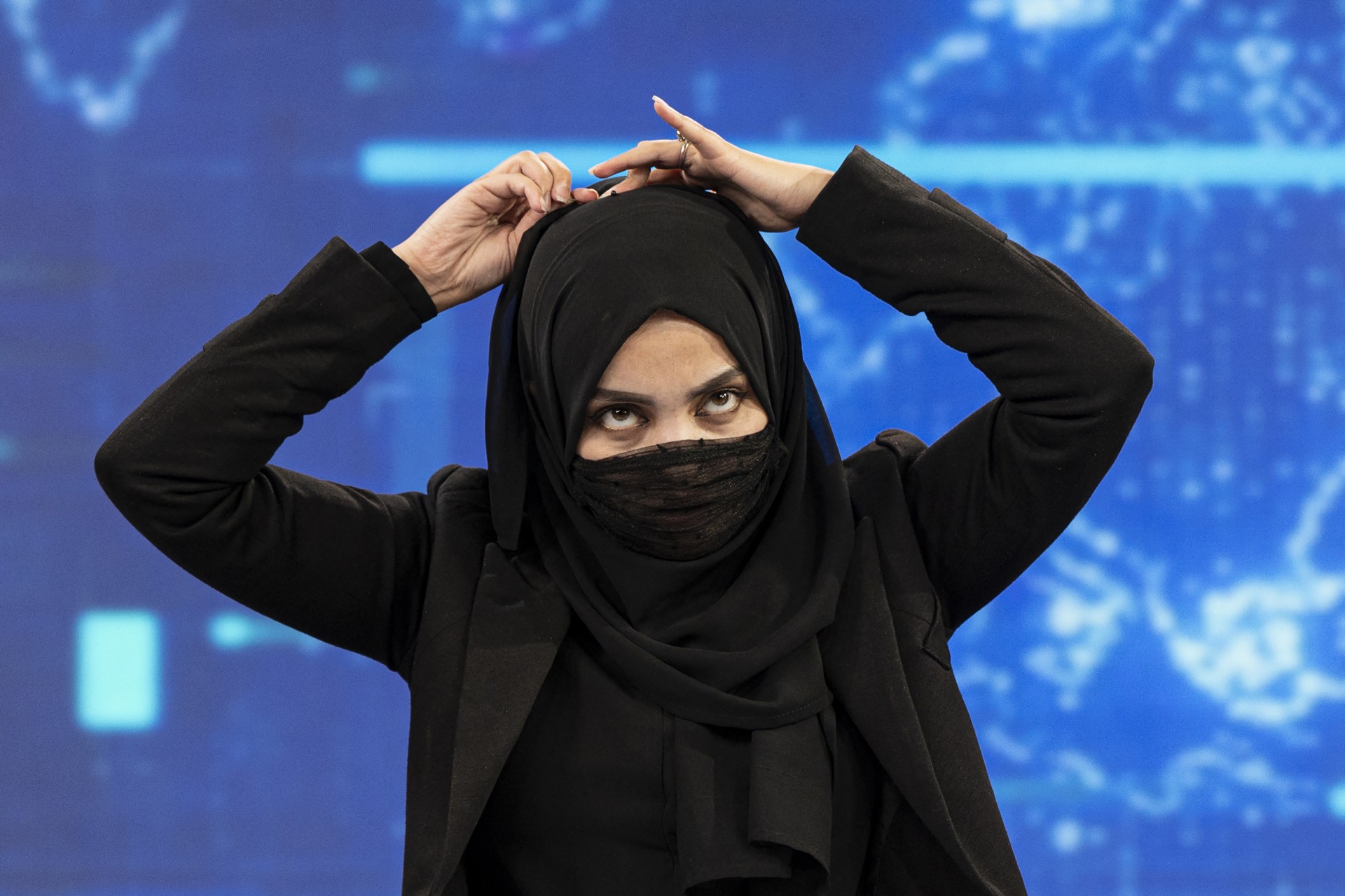 Mulheres apresentadoras nos principais canais de notícias do Afeganistão foram ao ar em 22 de maio com o rosto coberto, um dia depois de desafiar uma ordem do Talibã para esconder sua aparição na televisão (Foto: Wakil KOHSAR / AFP)