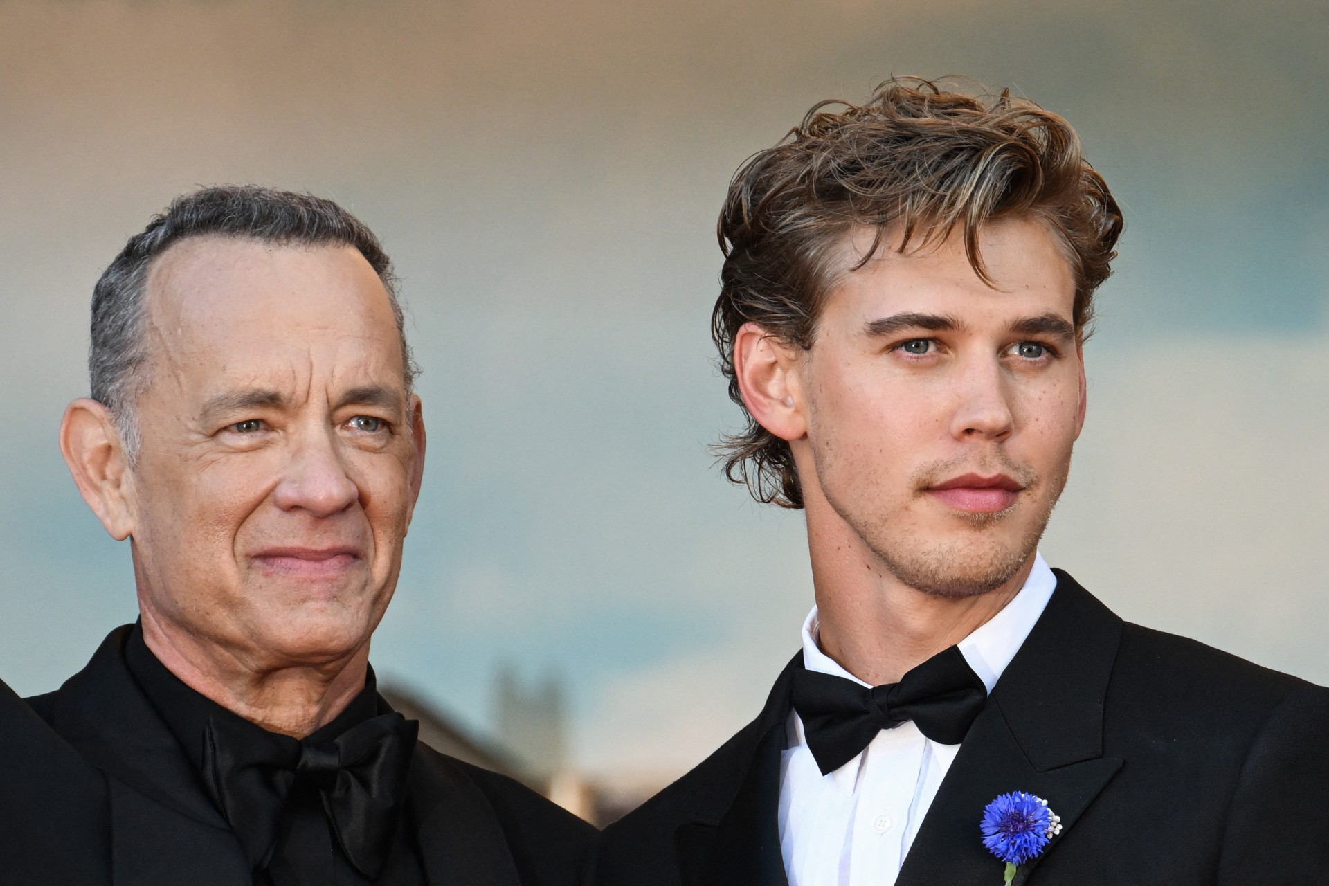 O ator norte-americano Tom Hanks (esquerda) e o ator norte-americano Austin Butler chegam para a exibição do filme 