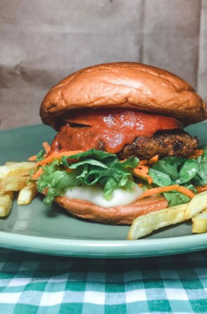 Bike Vegan lança novo hambúrguer de feijão preto