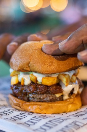 FORTALEZA, CEARÁ, BRASIL, 24-05-2022: Dia do Hambúrguer, com hamburguer produzido pela Donadel, no Imprensa Food Square. (Foto: Fernanda Barros/ O Povo) 