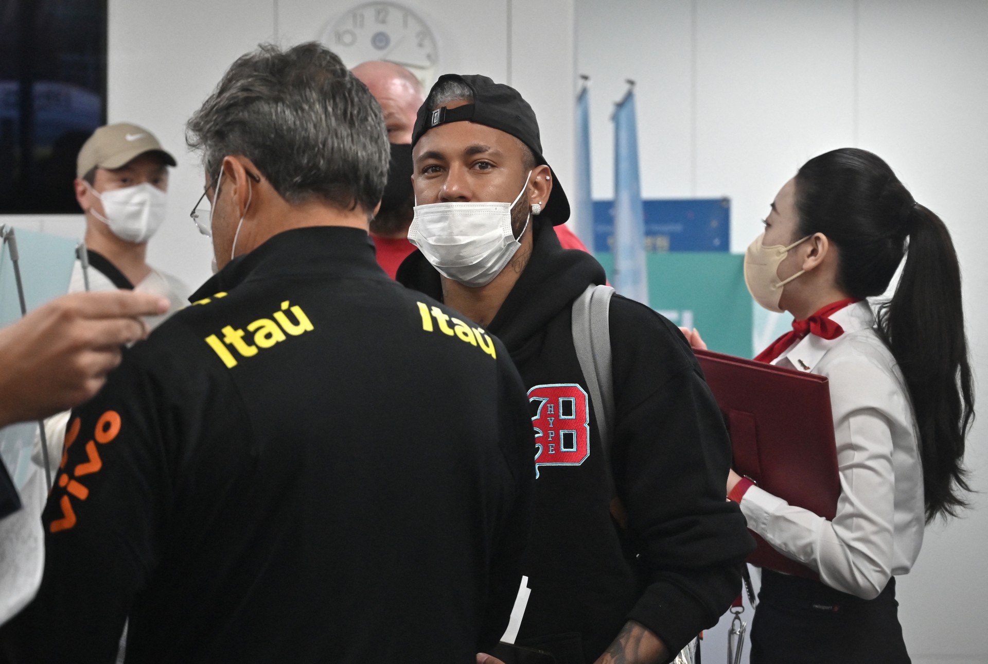 O atacante da seleção brasileira de futebol Neymar (C) chega ao Aeroporto Internacional de Incheon, a oeste de Seul, em 26 de maio de 2022, antes de um amistoso entre Coreia do Sul e Brasil (Foto: JUNG YEON-JE / AFP)