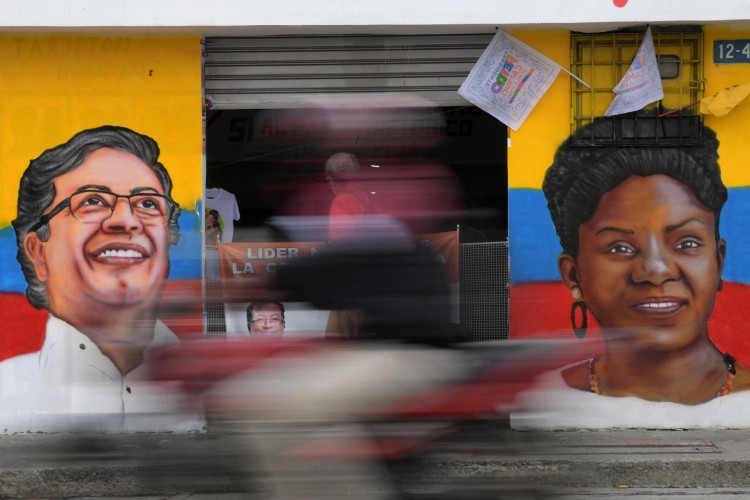 Um mural com imagens do candidato presidencial colombiano Gustavo Petro (E) e da candidata a vice-presidente Francia Marquez, é visto em Cali(Foto: RAUL ARBOLEDA / AFP)